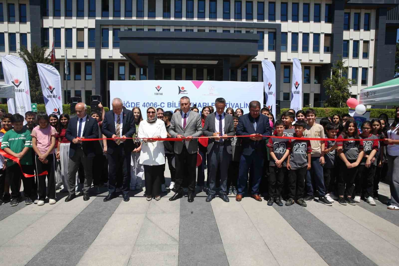 Öğrencilerin bilim projeleri görücüye çıktı