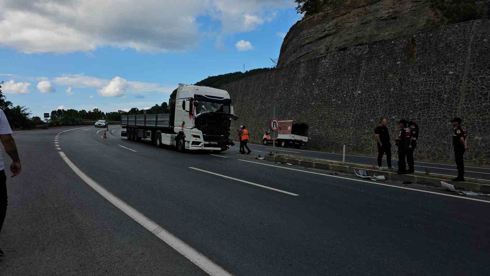 Otomobil tırla çarpıştı, yaşlı çift hayatını kaybetti