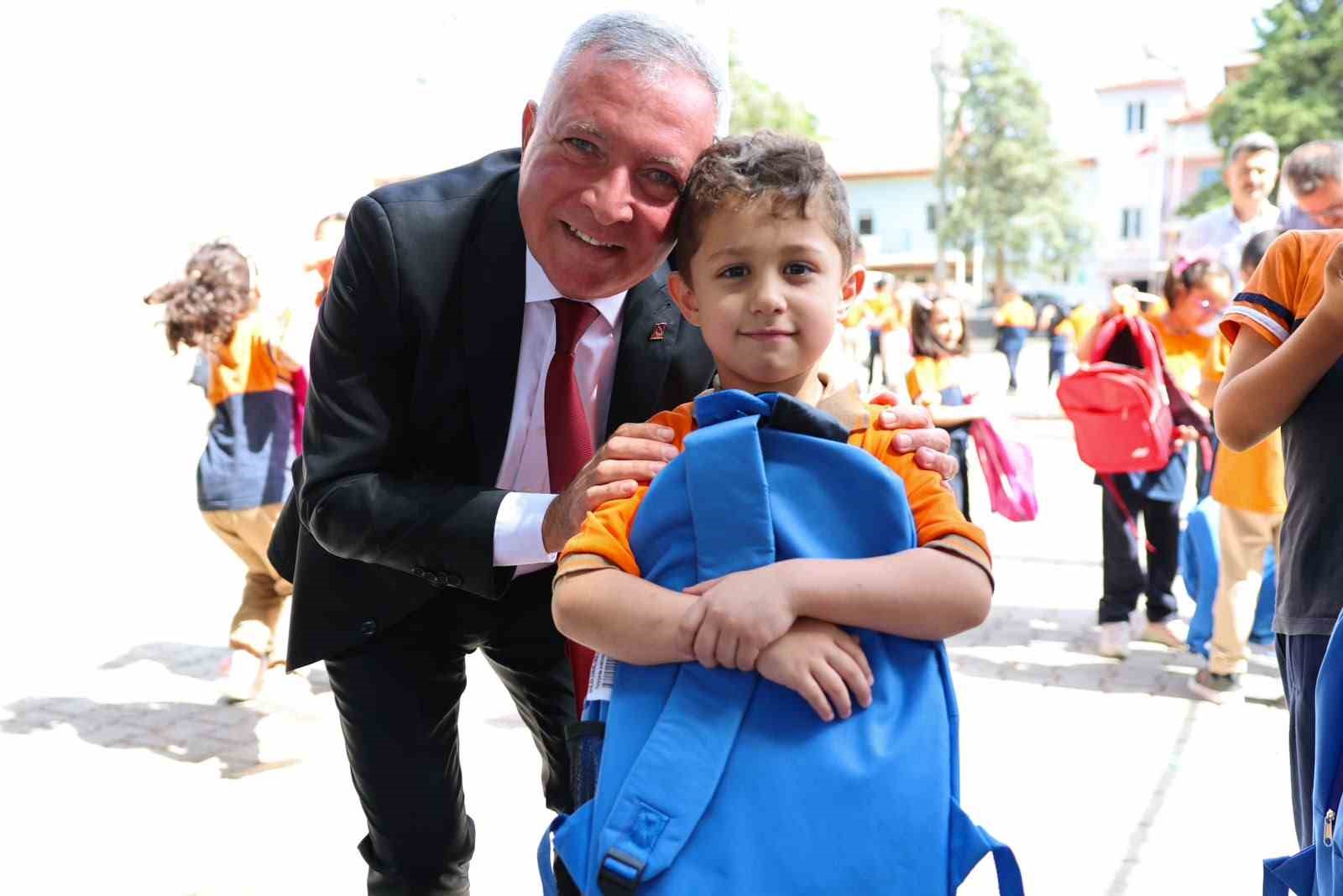 Başkan Kepenek öğrencilerle buluştu ve çantalarını hediye etti