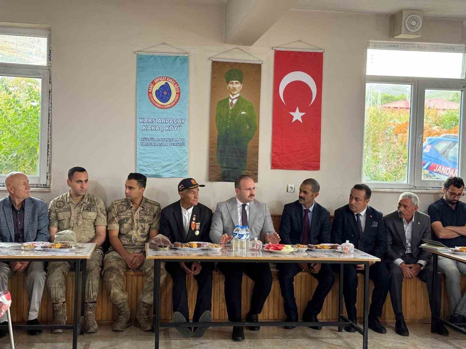 Arpa&ccedil;ay Kaymakamı G&uuml;ven&ccedil;, k&ouml;y ziyaretlerinde vatandaşların taleplerini dinledi