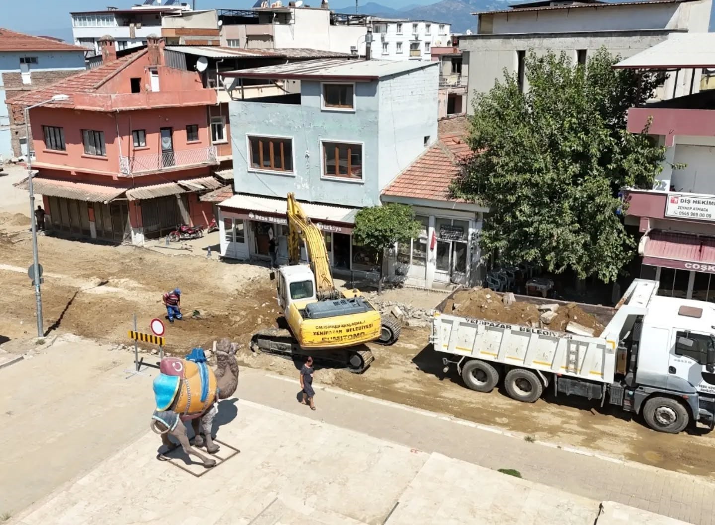 Yenipazar’da yol yenileme çalışmaları Yörük Ali Efe Caddesi’nde sürüyor