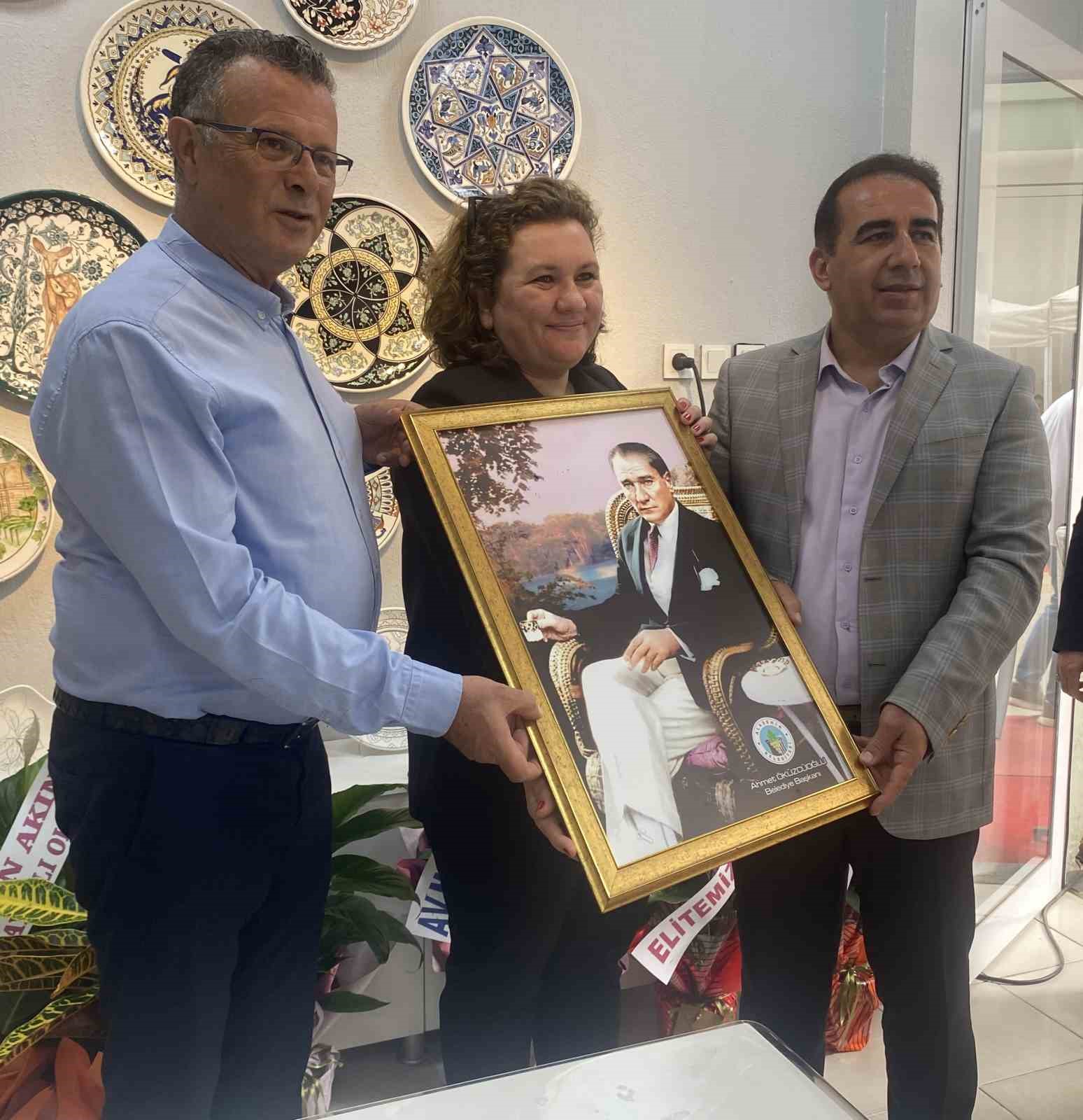 &Uuml;z&uuml;mden ilham aldı, &ccedil;ini at&ouml;lyesi a&ccedil;tı