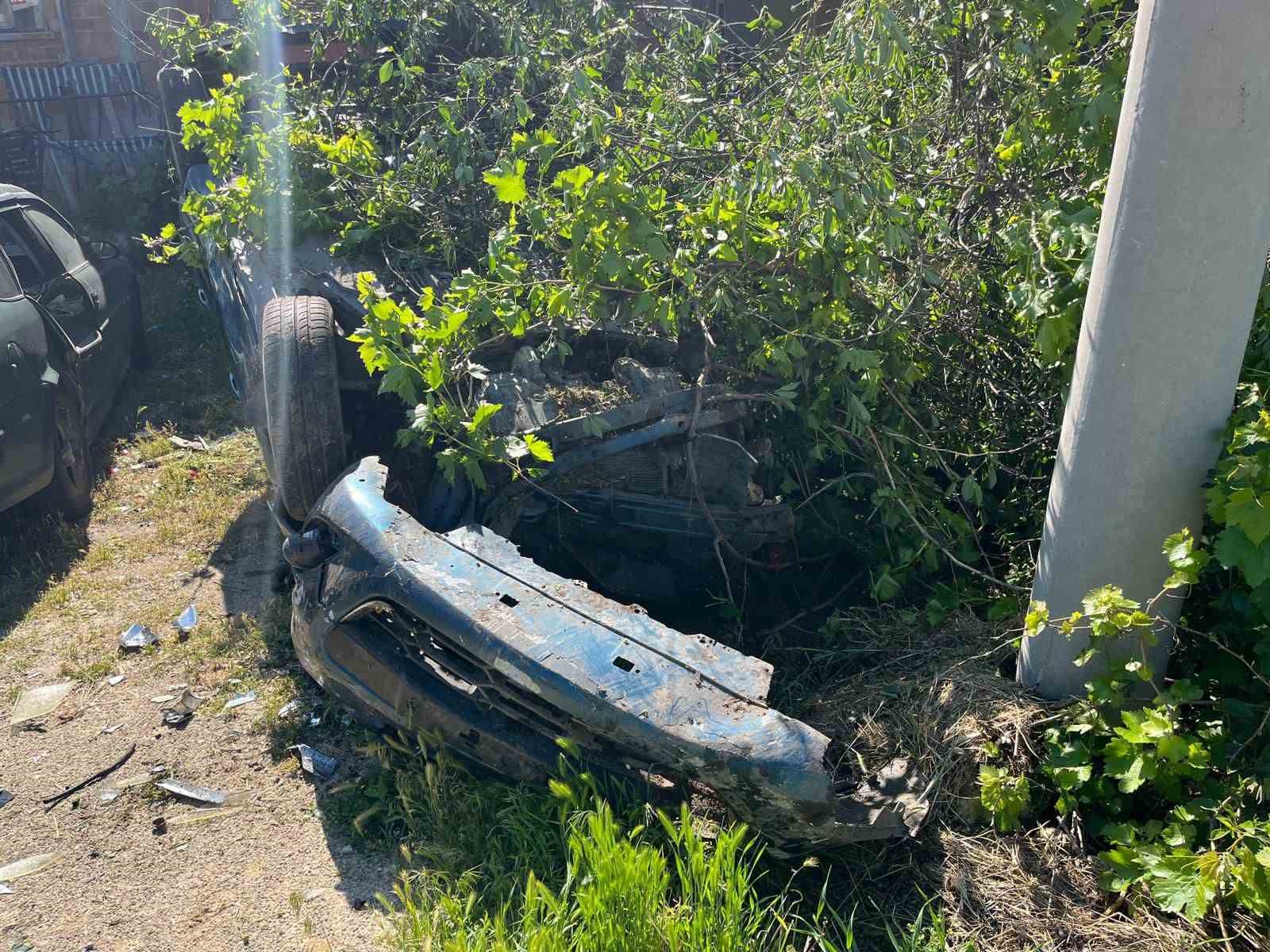 Takla atıp bahçeye devrilen otomobilin sürücüsü yaralandı