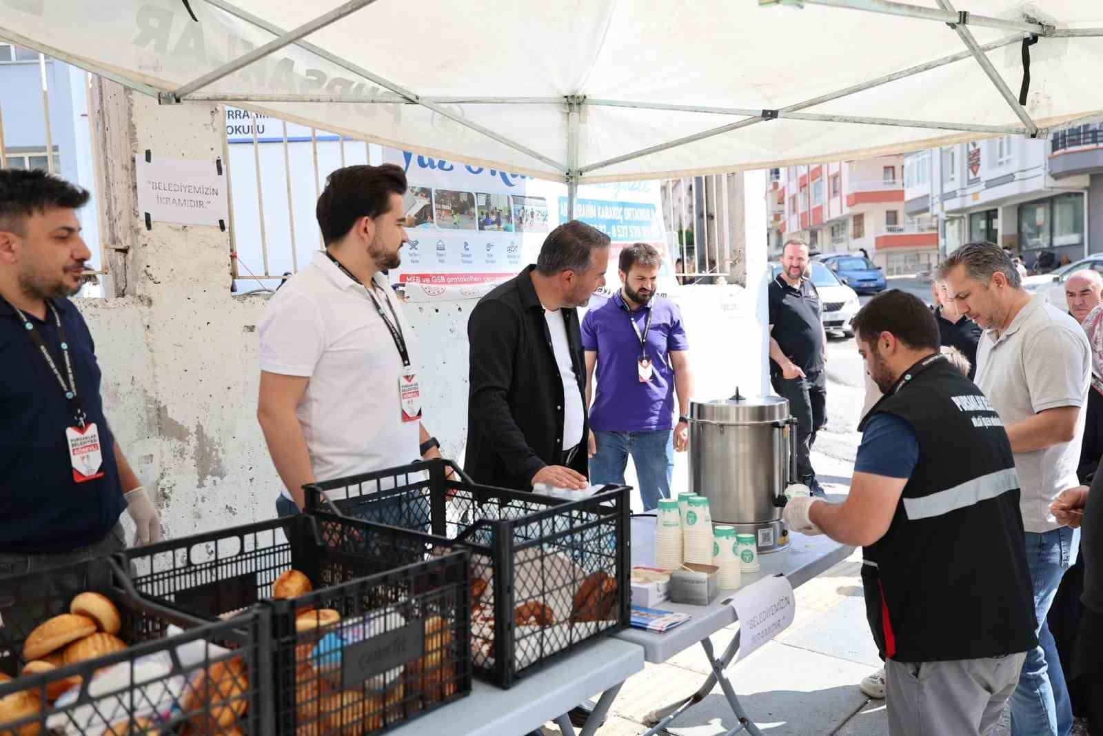 Pursaklar Belediyesi&rsquo;nden YKS&rsquo;ye giren adaylara ve ailelerine &ccedil;ay eşliğinde simit ve poğa&ccedil;a