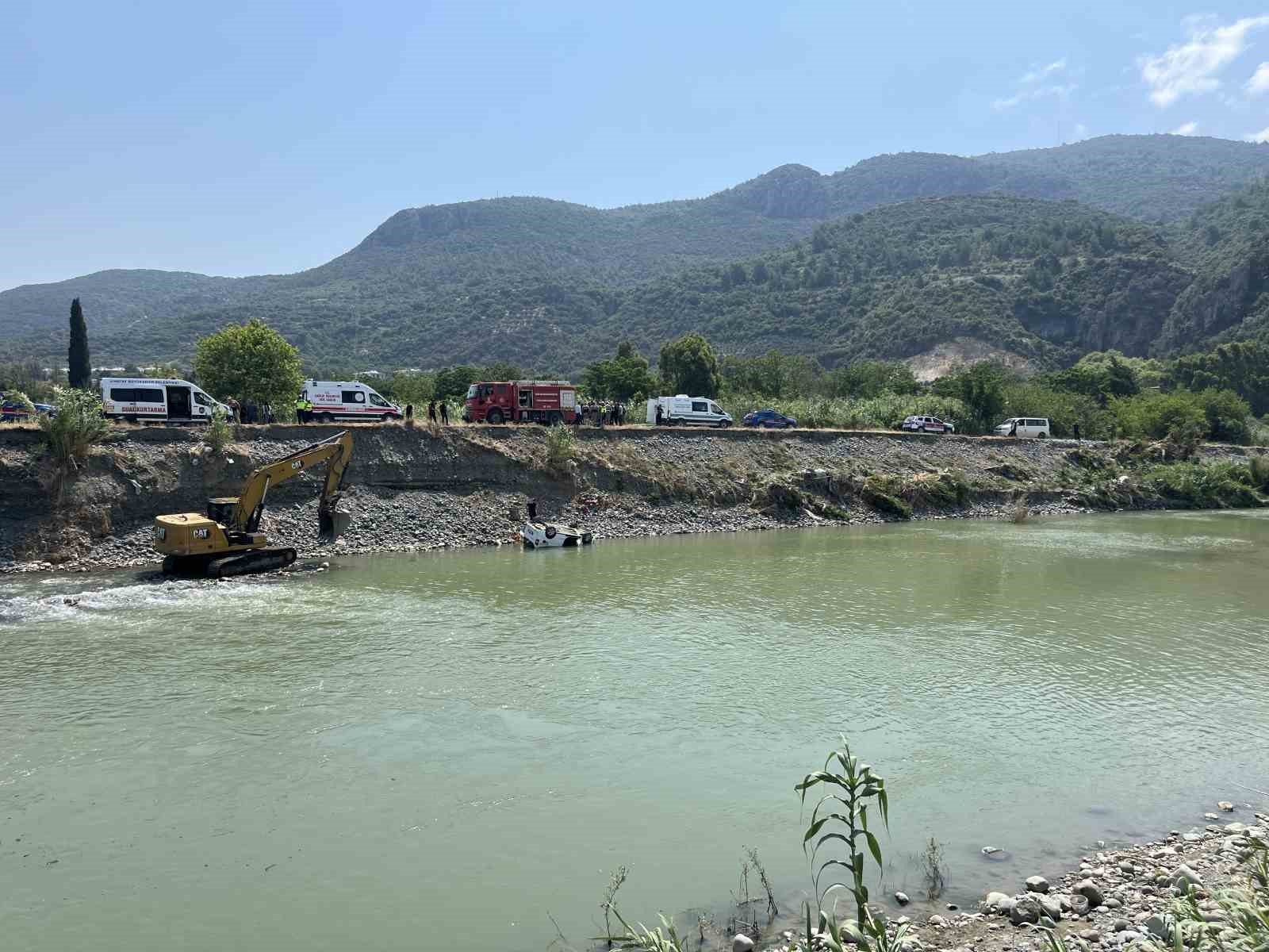 Balık tutmak i&ccedil;in geldiği nehre aracıyla u&ccedil;an adam &ouml;ld&uuml;