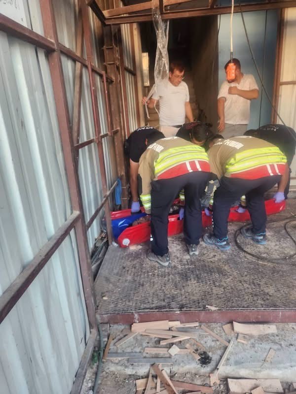 Antakya’da yük asansörü düştü: 1 yaralı