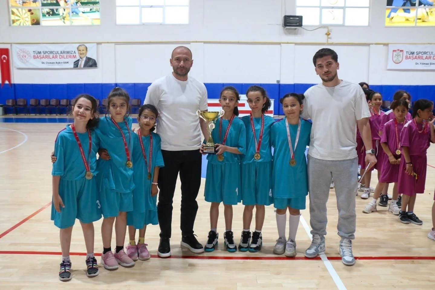 Basketbolda şampiyon Şeyh Şamil İlkokulu