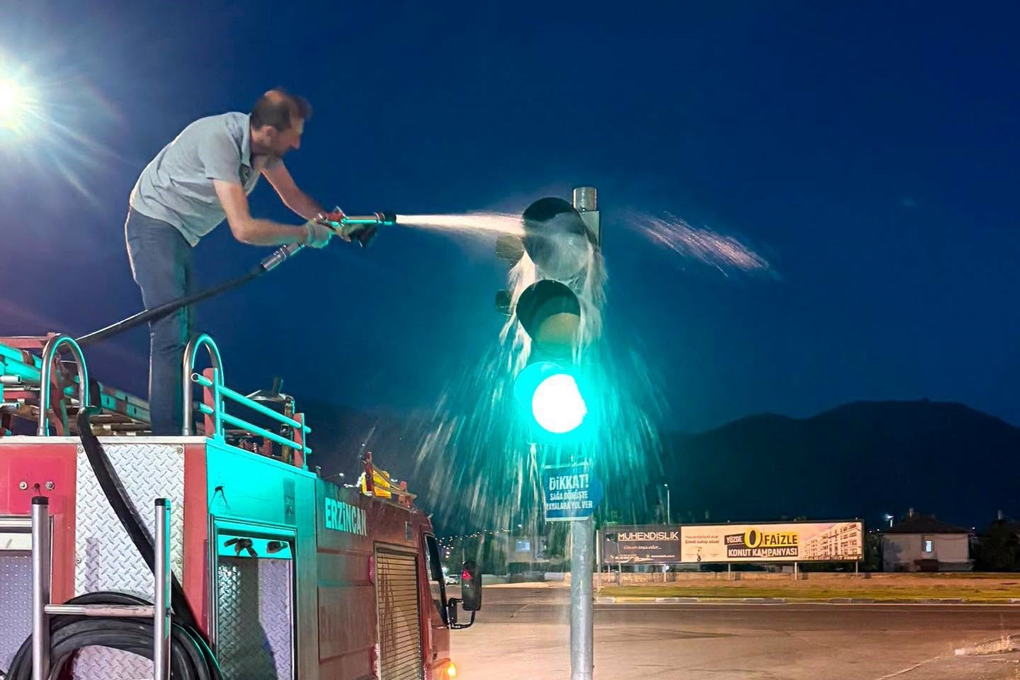 Erzincan&rsquo;da trafik sinyalizasyon sistemlerinde temizlik &ccedil;alışması
