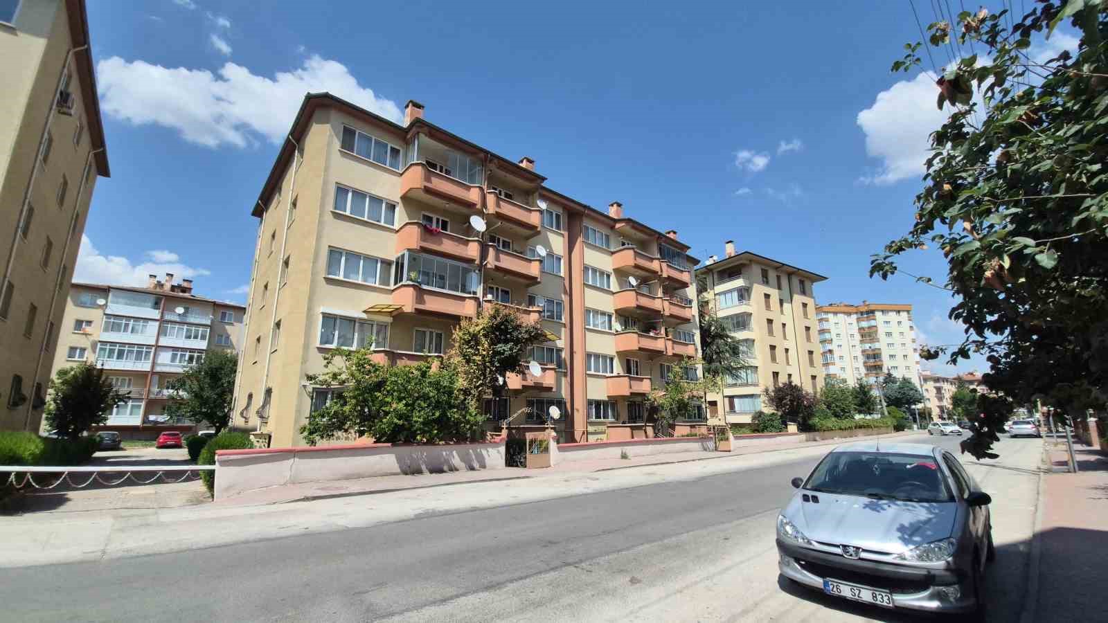 Hırsızların hedefi bu kez apartmanın &ccedil;atı kapısı oldu