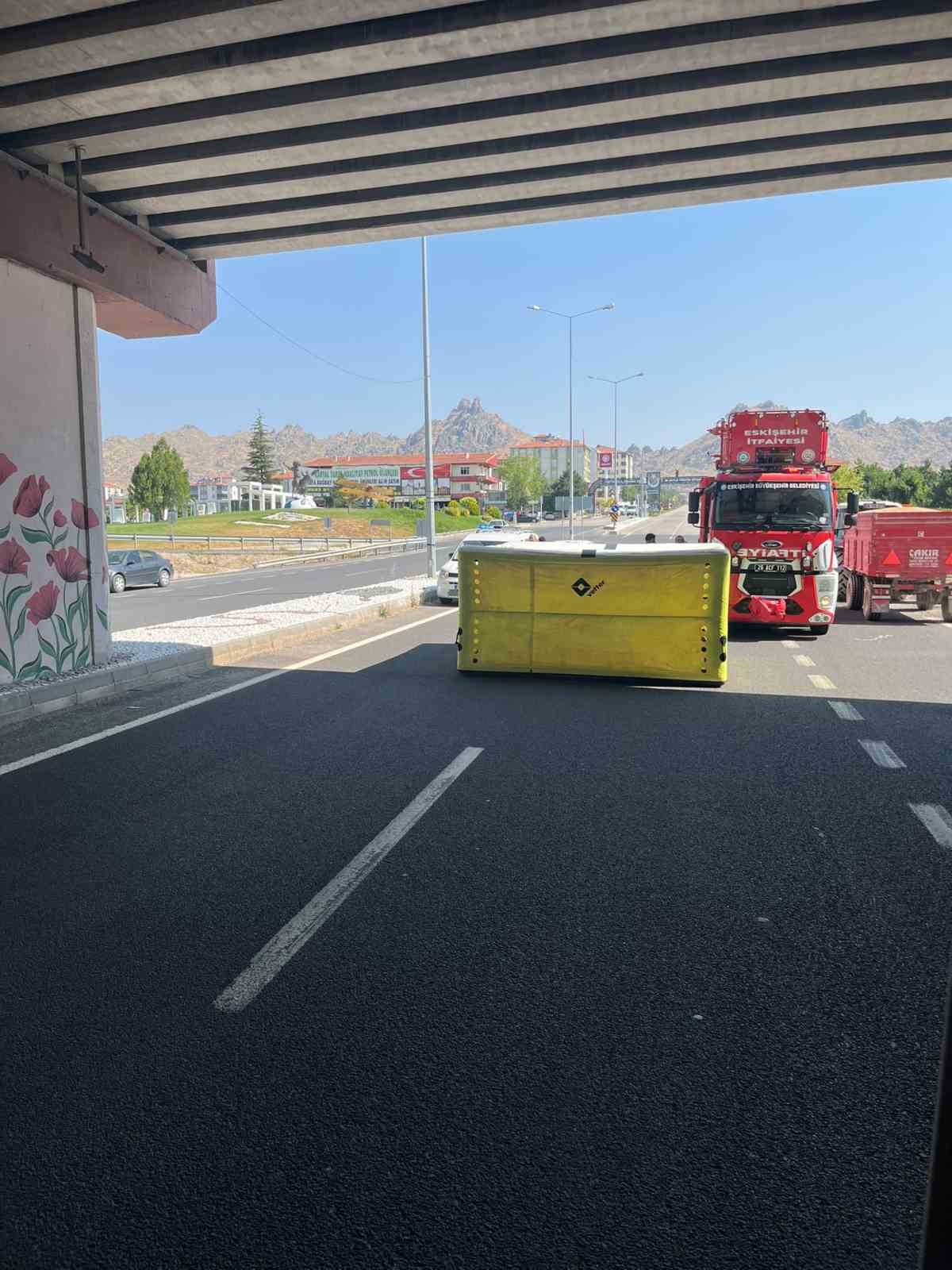 Kavşakteki üst geçit korkuluklarına çıkan şahıs sebebi ile Eskişehir- Afyonkarahisar yolu trafiğe kapandı