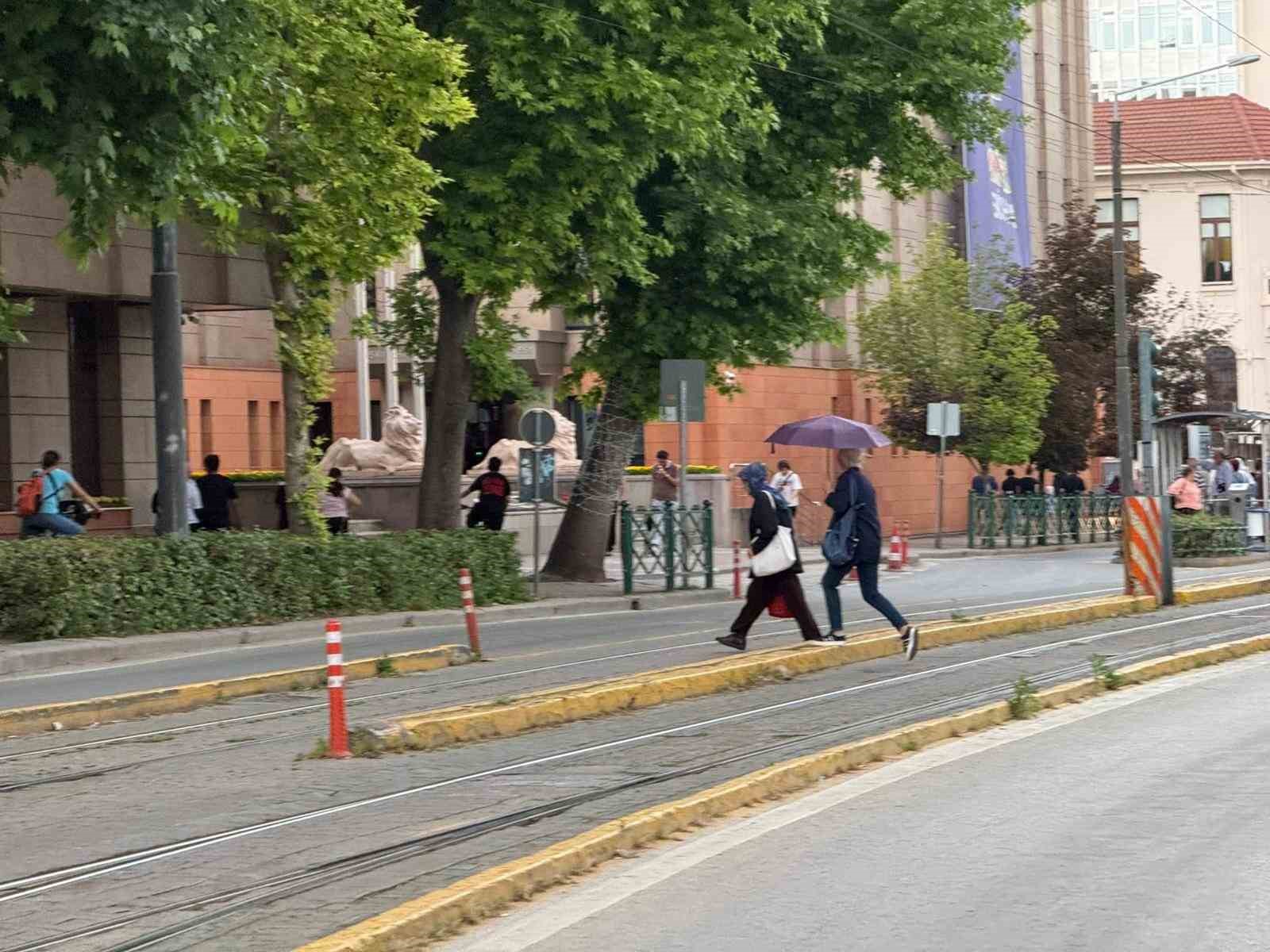 Eskişehir’de beklenen gök gürültülü sağanak yağış etkili oldu