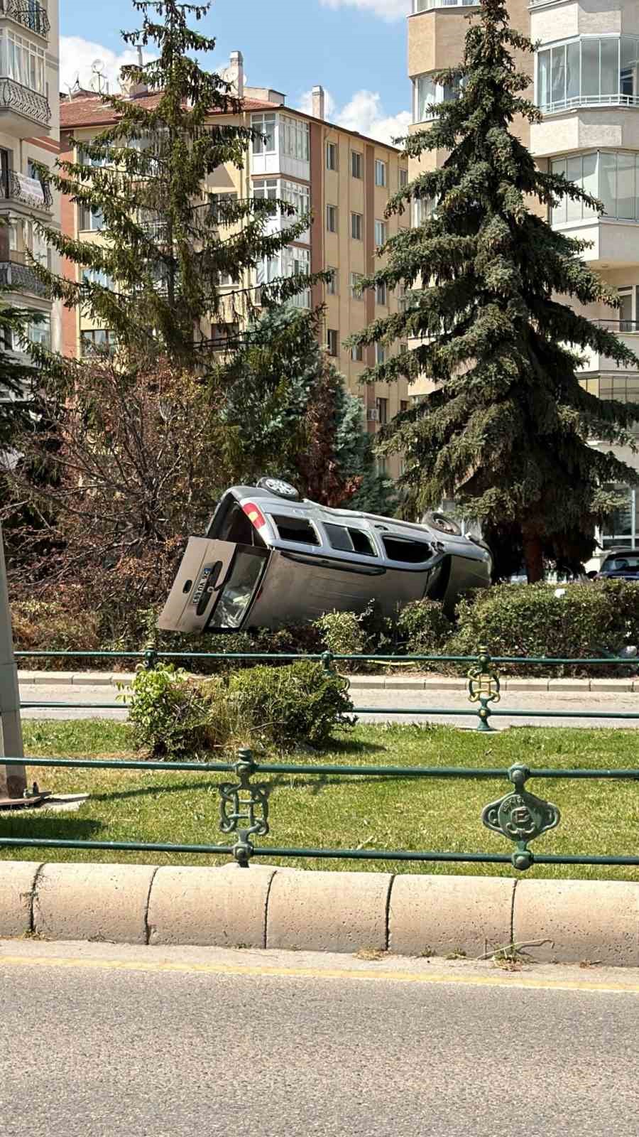 Eskişehir&rsquo;de ara&ccedil;, &ccedil;arptığı ağacı devirip takla attı