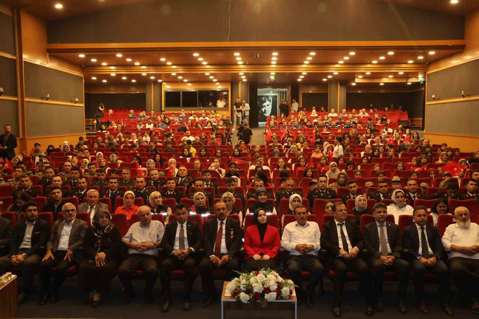 Erzurum&rsquo;da &ccedil;ocuklar "15 Temmuz Destanı"nı sahneye taşıdı