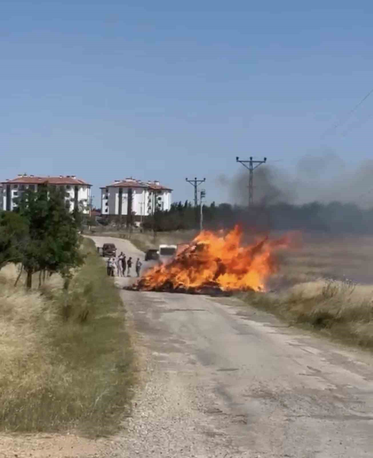 Lüleburgaz’da saman balyası yüklü römorkta yangın