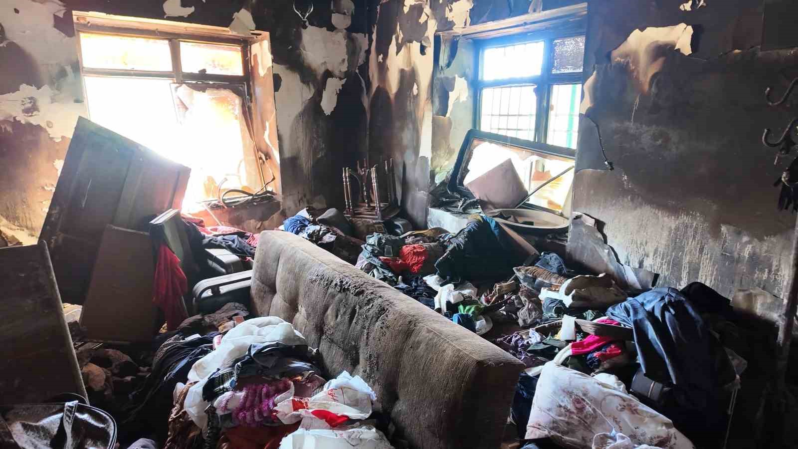 Cinayete kurban giden yaşlı &ccedil;iftin evinden geriye yangın sonrası bu g&ouml;r&uuml;nt&uuml;ler kaldı