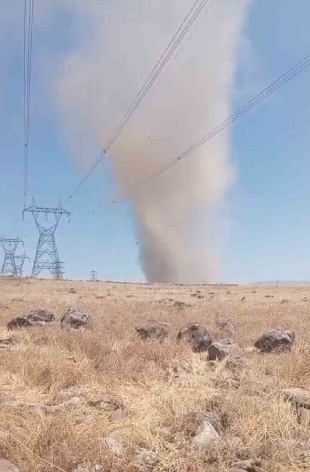 Elazığ&rsquo;da korkutan hortum kamerada