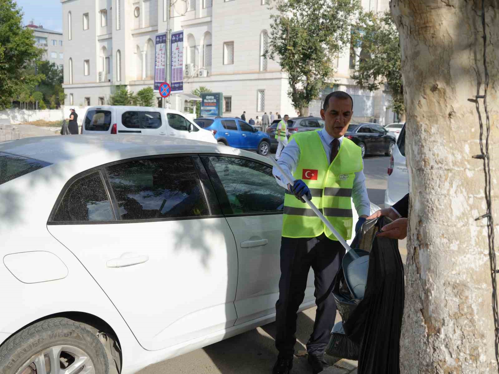 Vali Taşolar sahaya indi: Eline fır&ccedil;a ve faraş alıp şehri temizledi