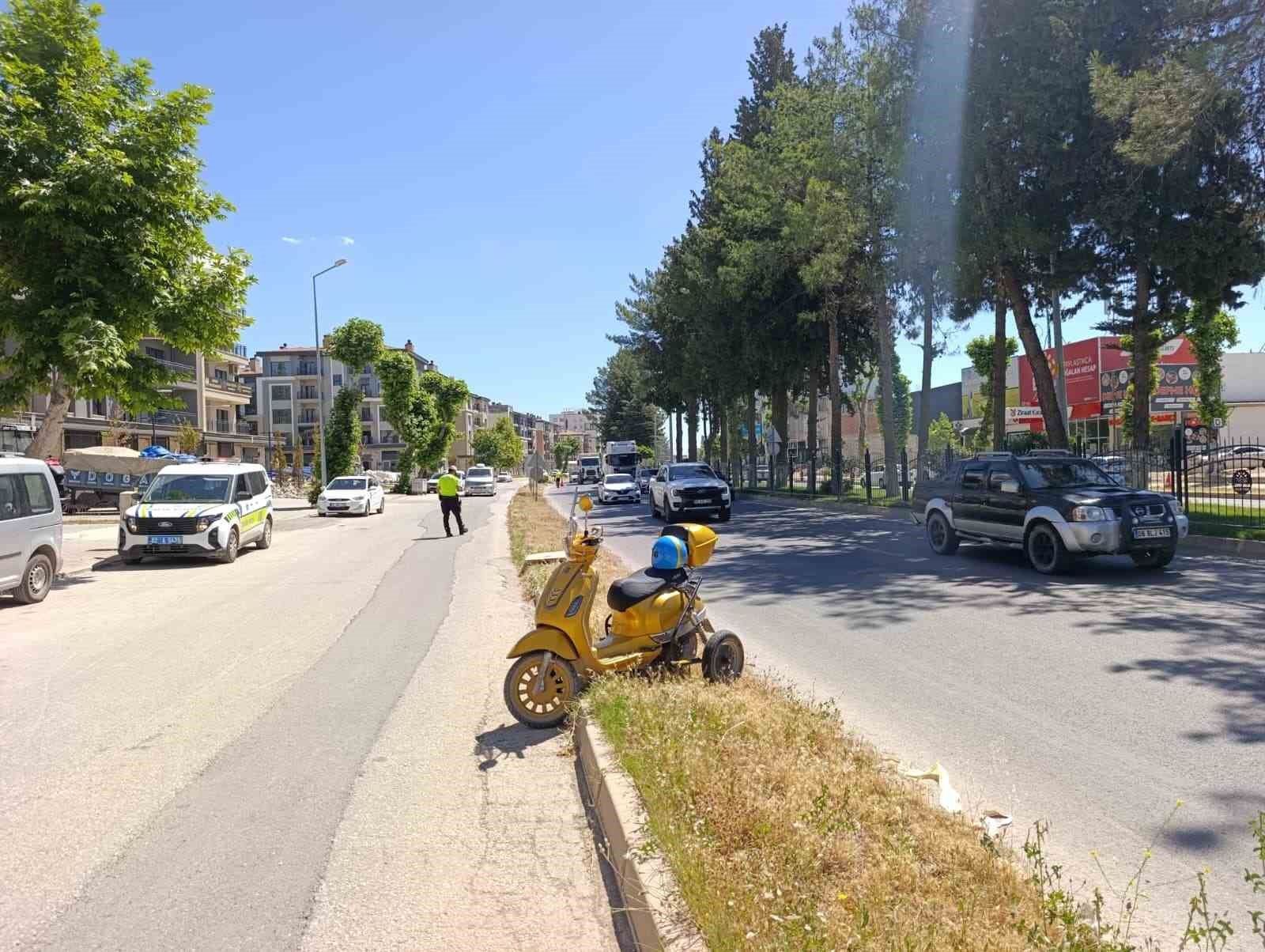 Devrilen elektrikli motosikletin sürücüsü yaralandı