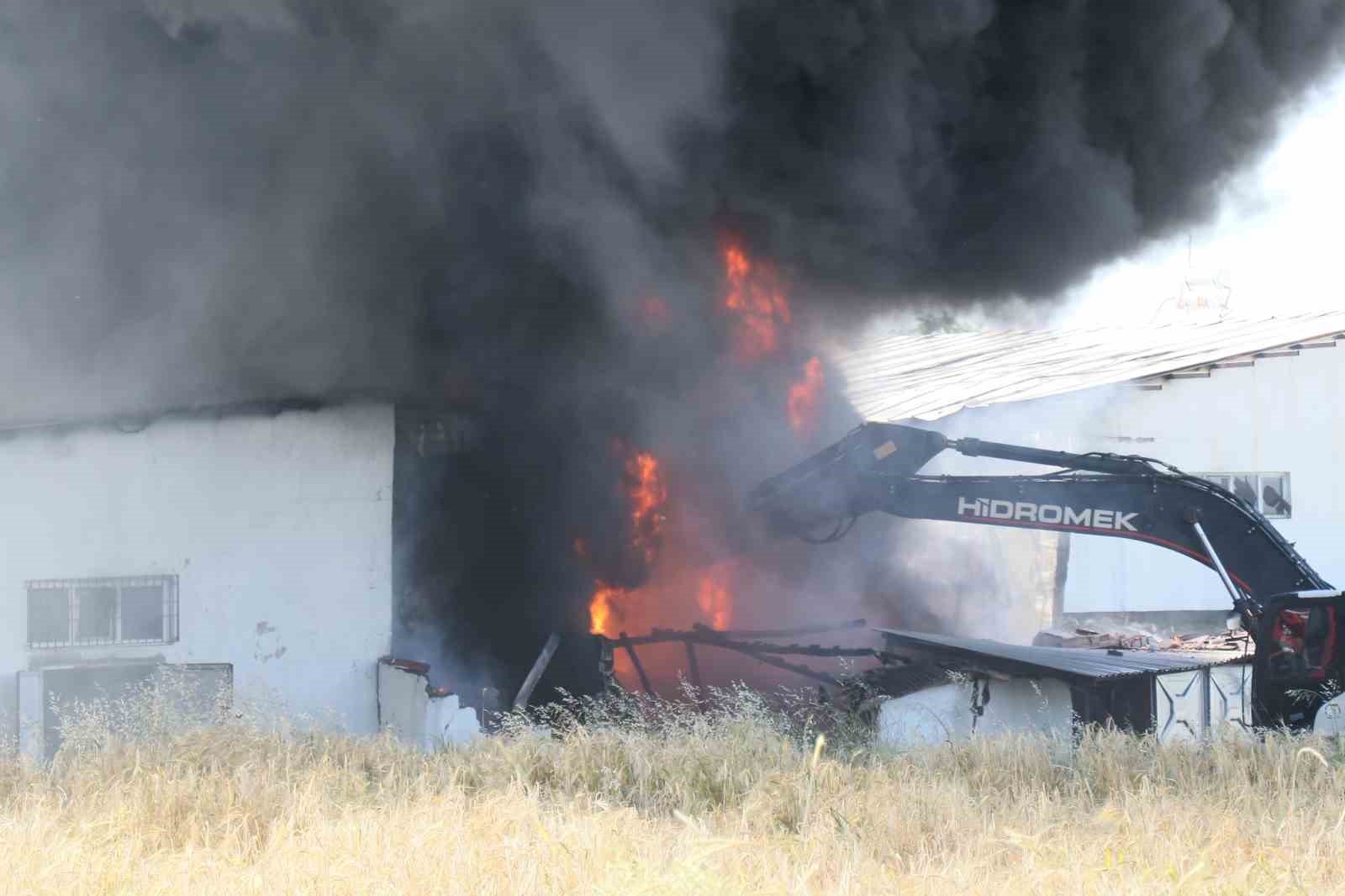 Kauçuk fabrikasını saran alevlere müdahale sürüyor