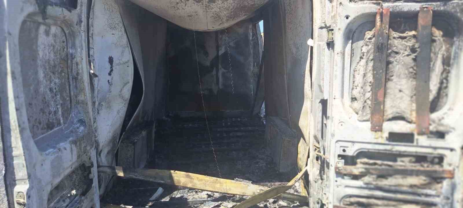 Bingöl’de klima yüklü kamyonet alev alev yandı