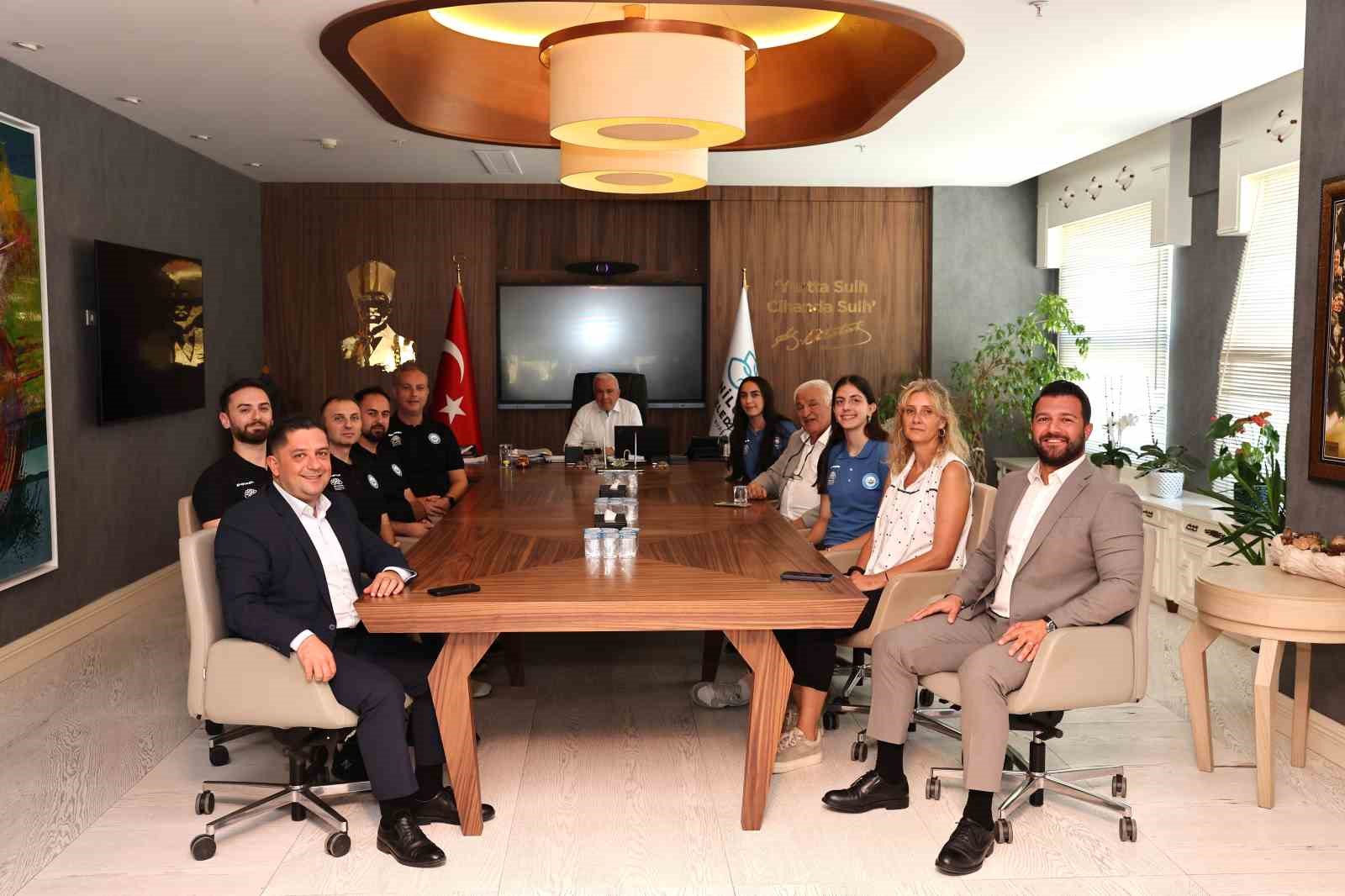 Nil&uuml;fer Belediyesporlu milli sporculara Başkan Şadi &Ouml;zdemir&rsquo;den tebrik
