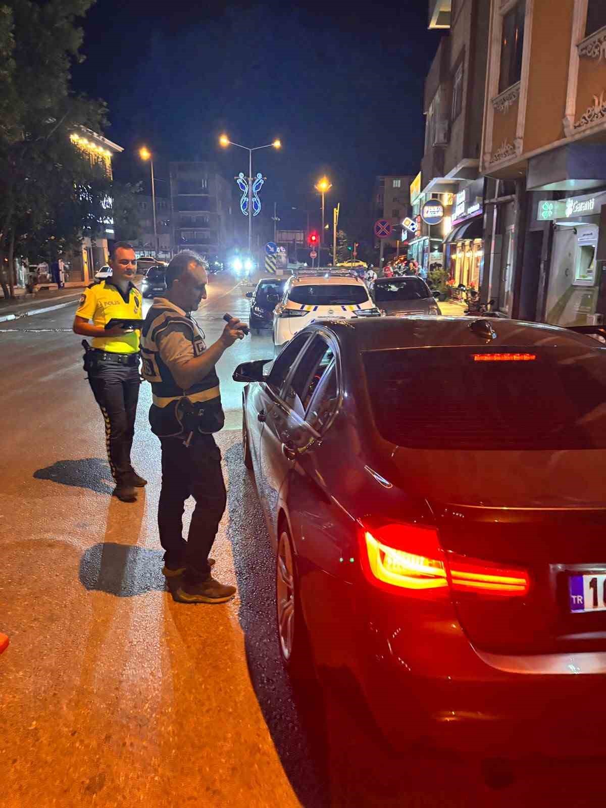 Bursa polisinden ‘Huzur’ uygulaması: 1 kişi yakalandı, 24 sürücüye ceza yazıldı