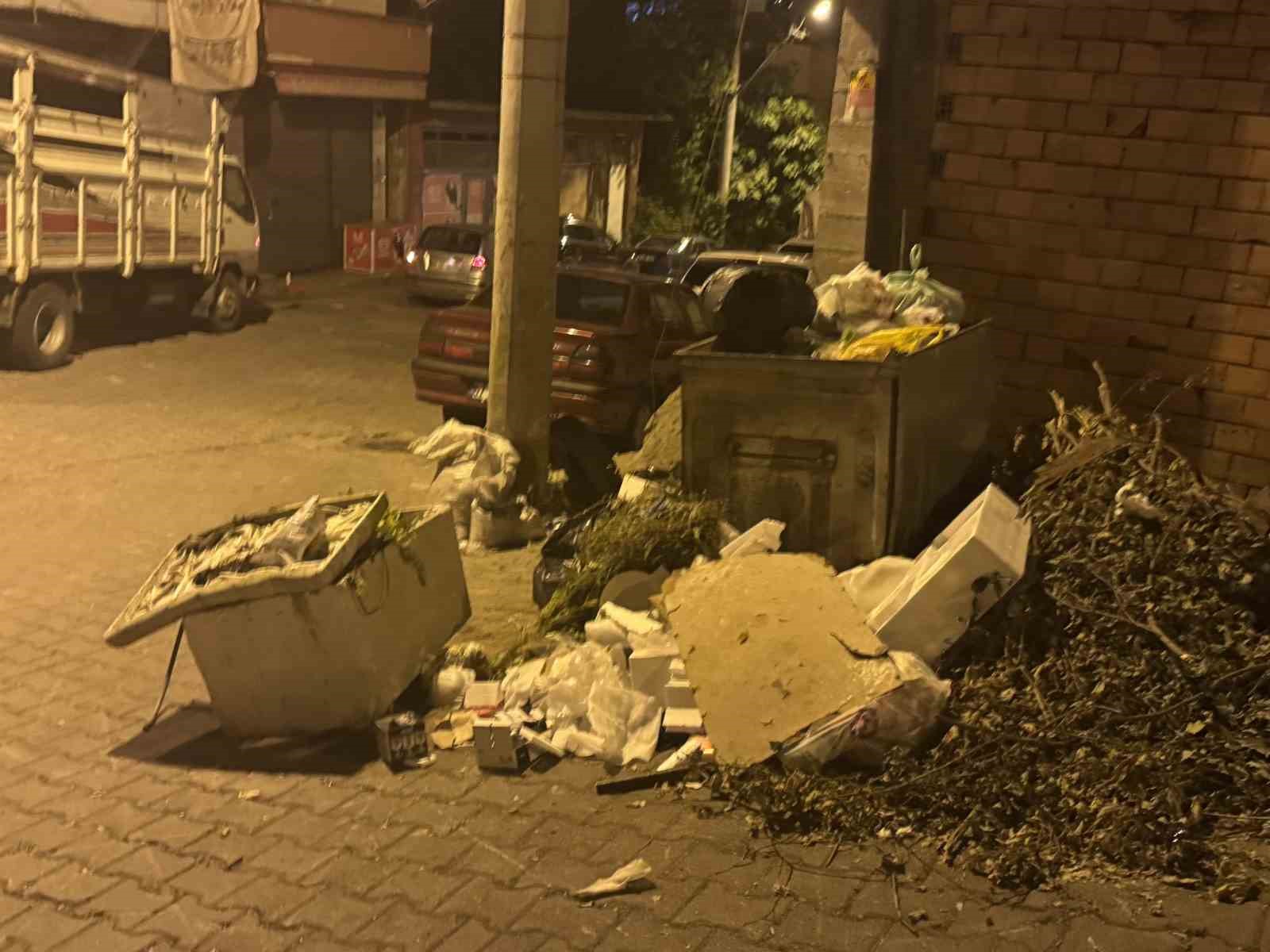 Toplanmayan çöpler tepkilere neden oldu