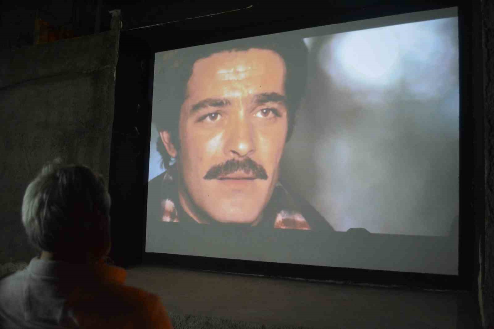Adana’da Kadir İnanır anısına ücretsiz sinema gösterimi yapılıyor