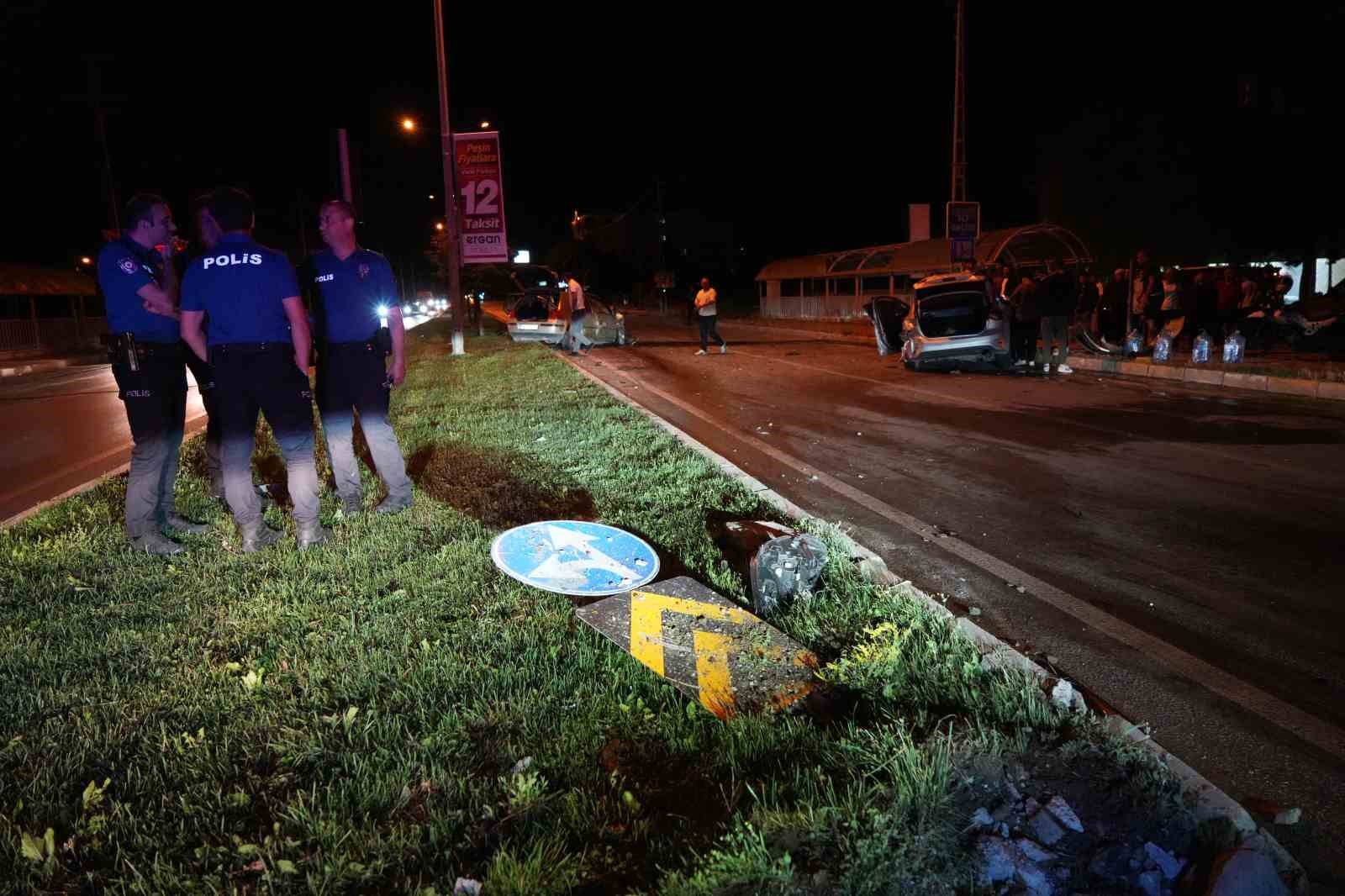 Erzincan&rsquo;da iki otomobil &ccedil;arpıştı: 5 yaralı