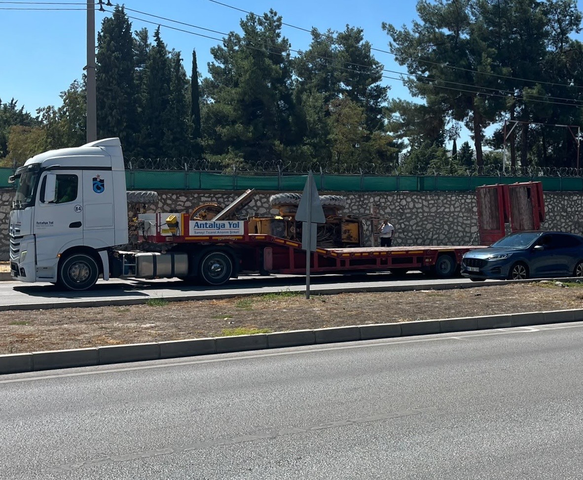 Burdur’da ani fren yapan tırın üzerindeki greyder devrildi
