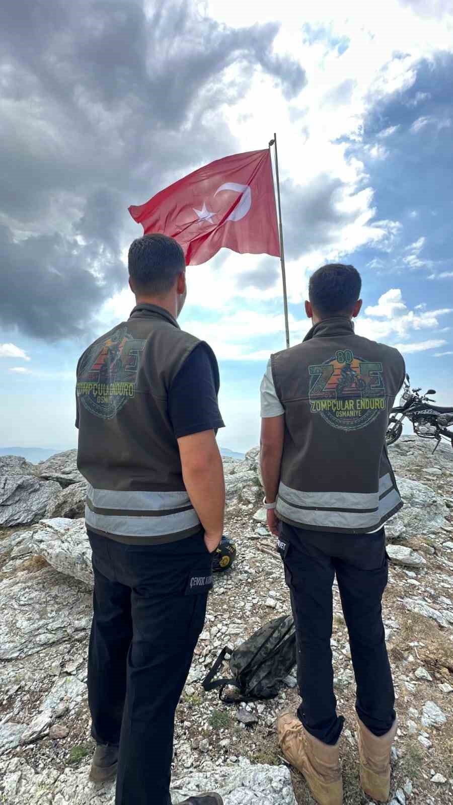 Zorlu yolları aşıp zirvedeki Türk bayrağını değiştirdiler
