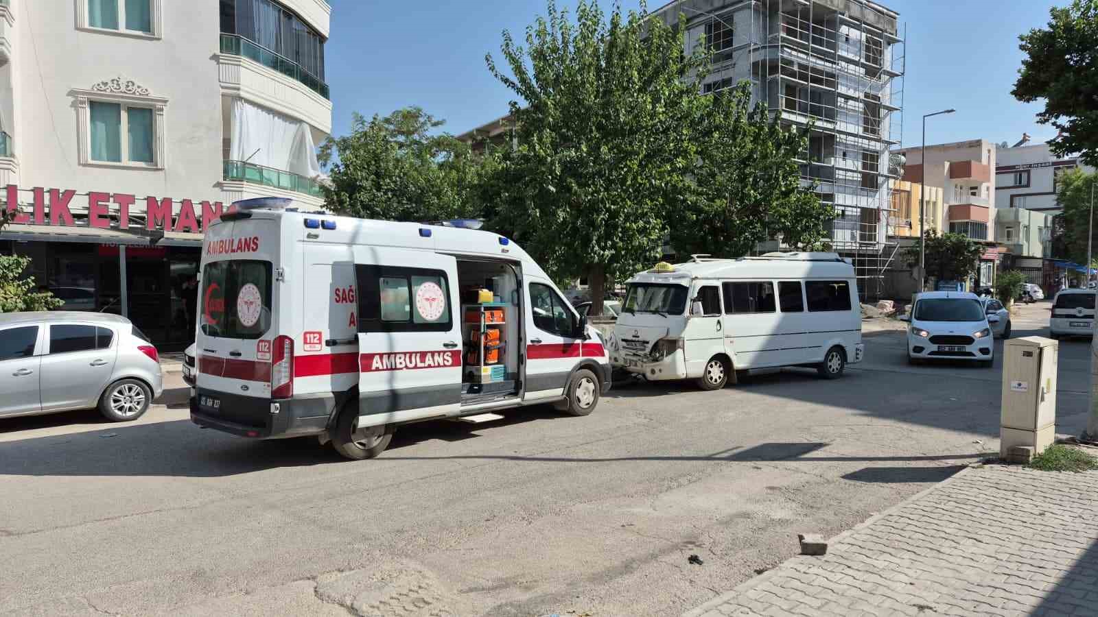 Motosiklet ile şehir i&ccedil;i minib&uuml;s &ccedil;arpıştı: 1 yaralı