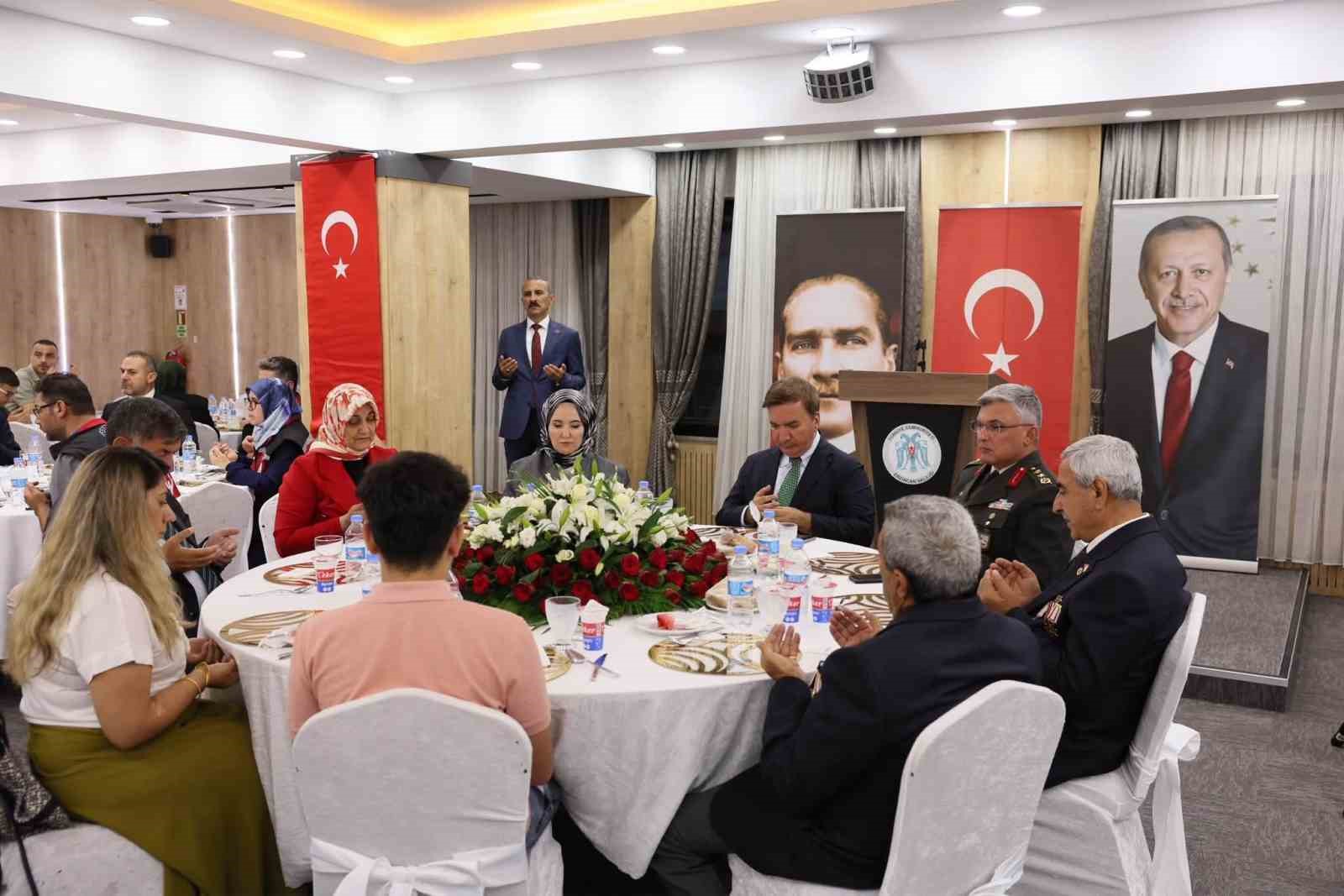 Erzincan’da şehit aileleri ve gaziler onuruna yemek programı düzenlendi