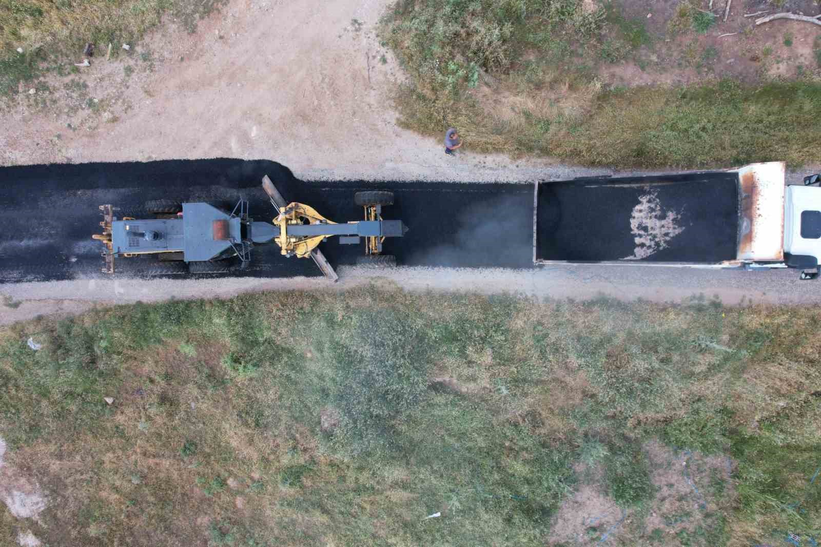 Uşak&rsquo;ta k&ouml;y yollarında asfalt serme &ccedil;alışmaları s&uuml;r&uuml;yor