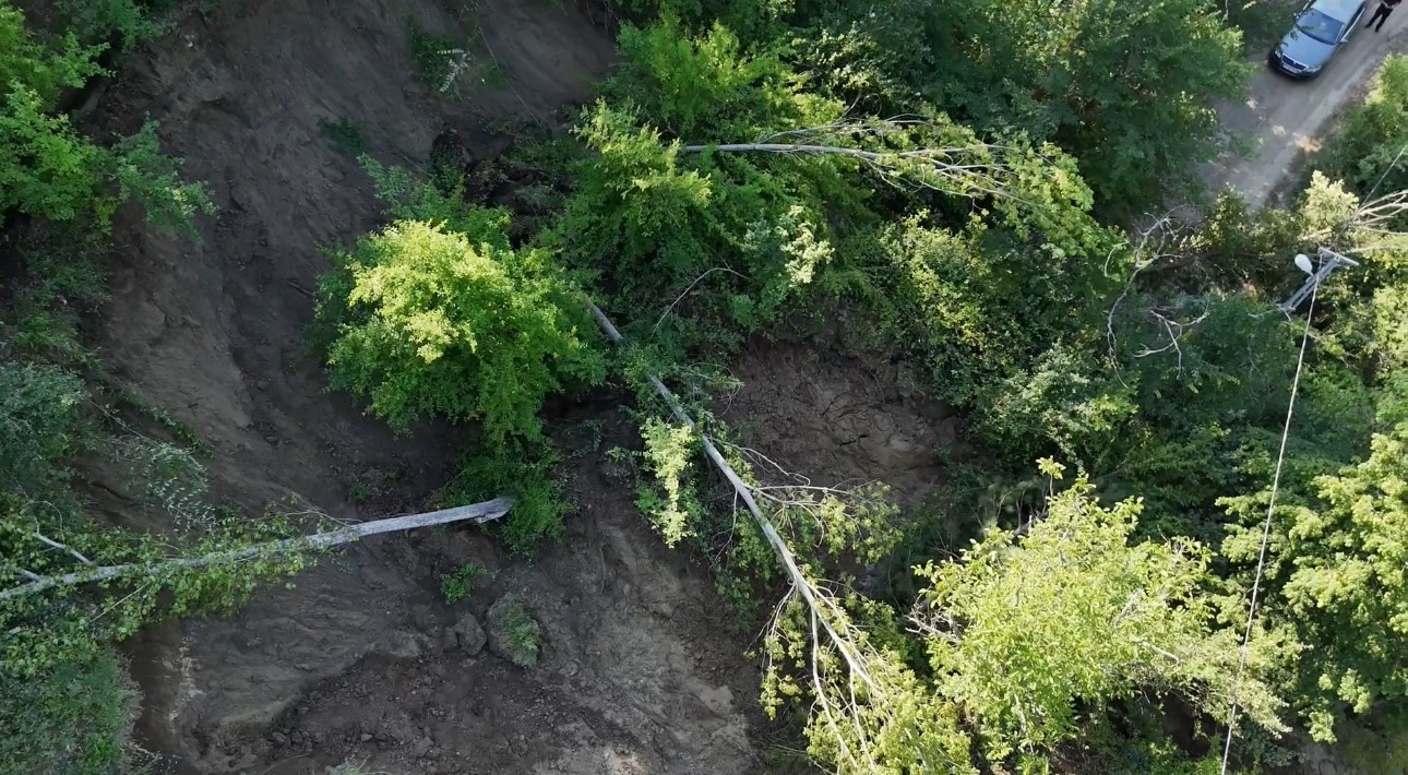 Heyelan yolu ulaşıma kapattı