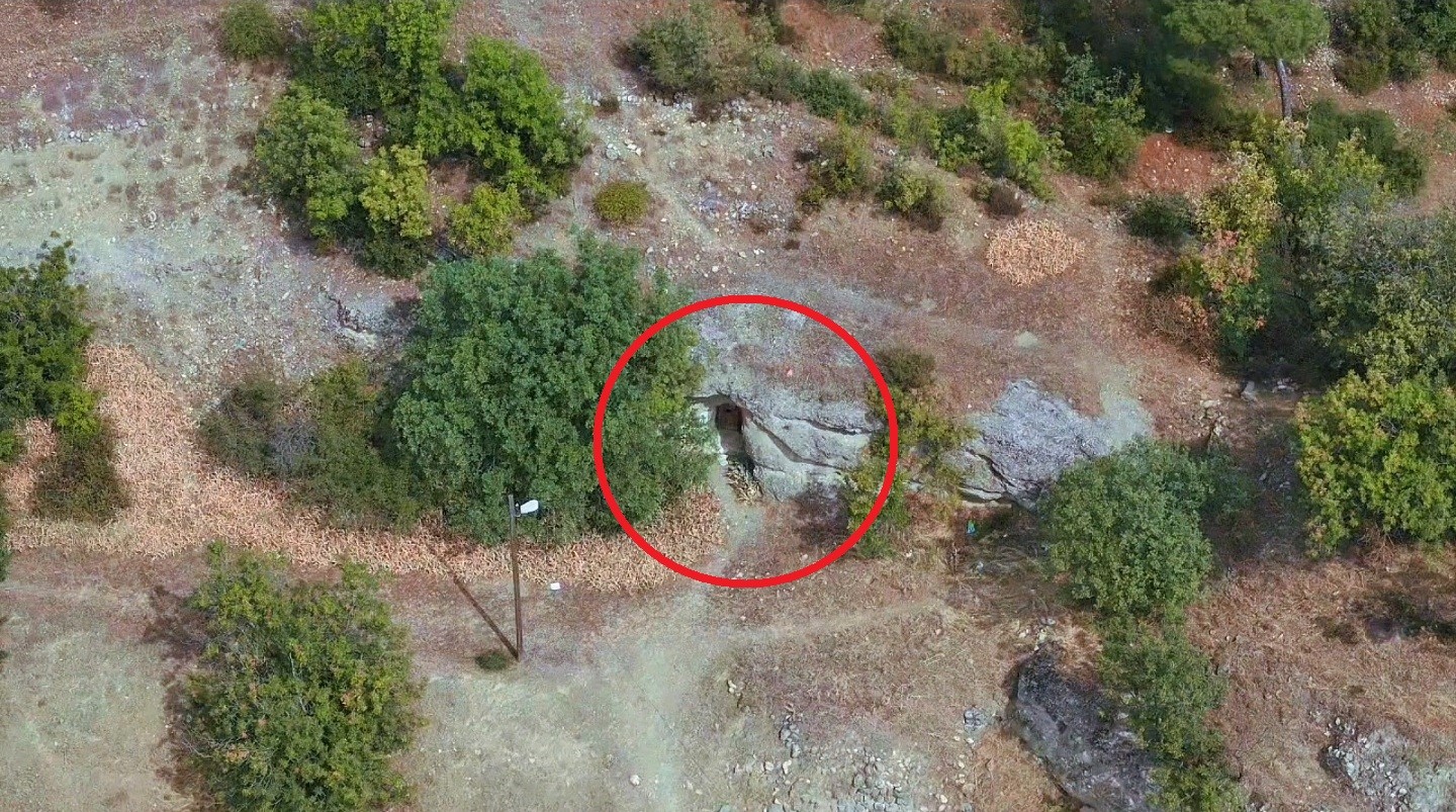Boyabat’ta kayanın altındaki türbe görenleri şaşırtıyor