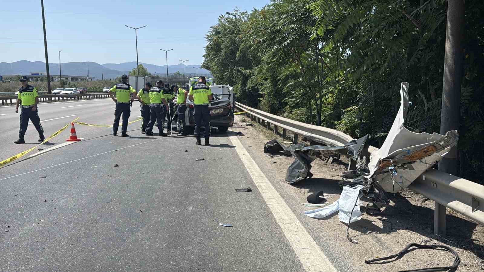 Tıra arkadan çarpan otomobilin tavanı koptu: Uzman onbaşı hayatını kaybetti