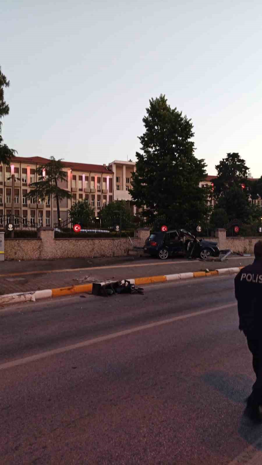 Balıkesir’de istinat duvarına çarpan otomobilin sürücüsü öldü