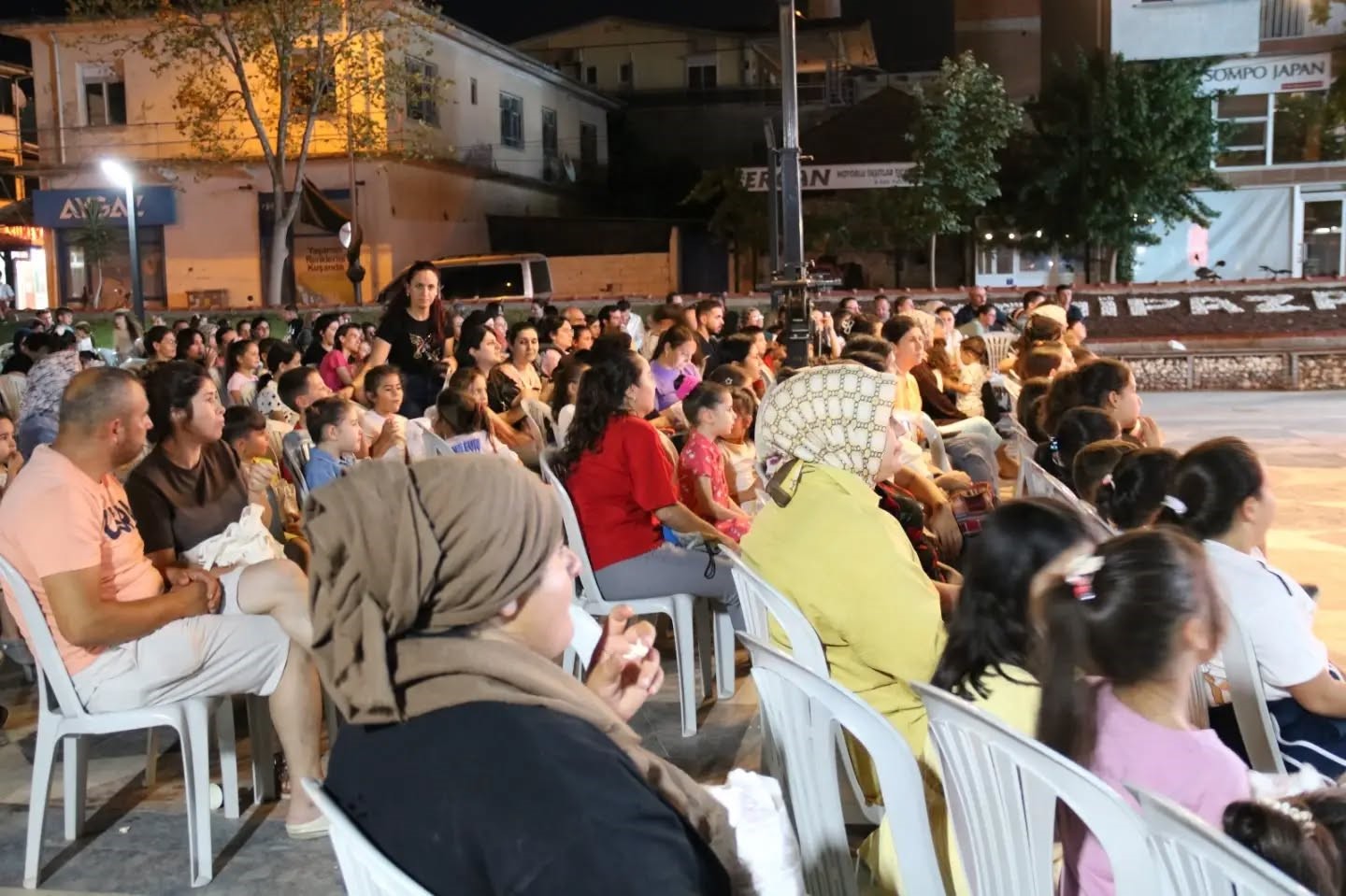 Yenipazar’da çocuklar açık hava sinemasında buluştu