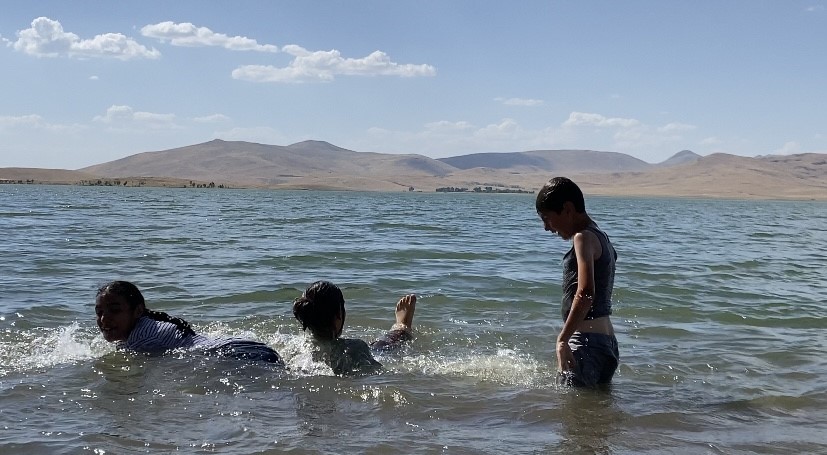 Ağrı’da kavurucu sıcakta tehlikeli serinlik: Çocuklar Patnos Barajı’na akın etti