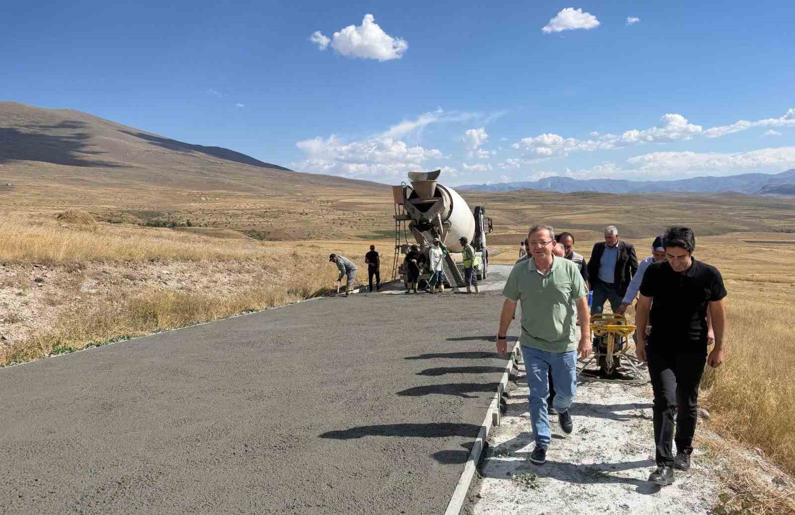 Kars’ta köy yollarına beton konforu: Şehitemin ve Gecikmez grup yolunda çalışmalar sürüyor