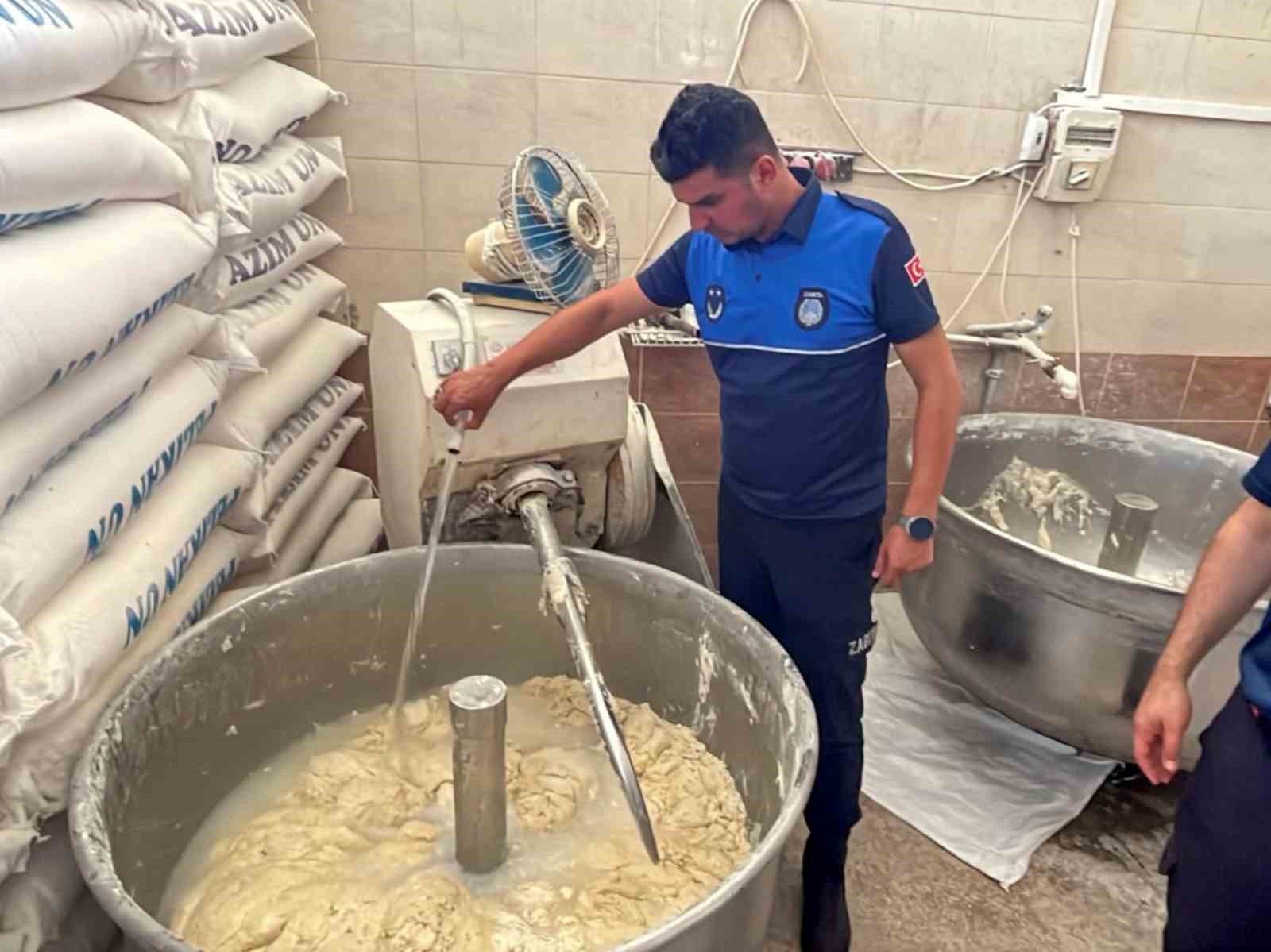 Tarsus’ta fırın denetimlerinde haşereli hamur tespit edildi