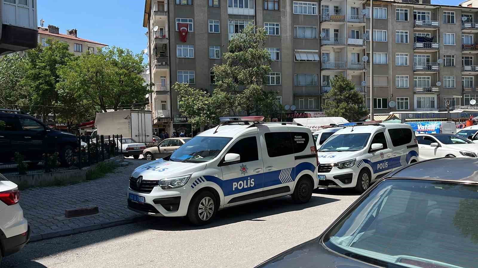 Tartıştığı apartman y&ouml;neticisini bı&ccedil;akladı