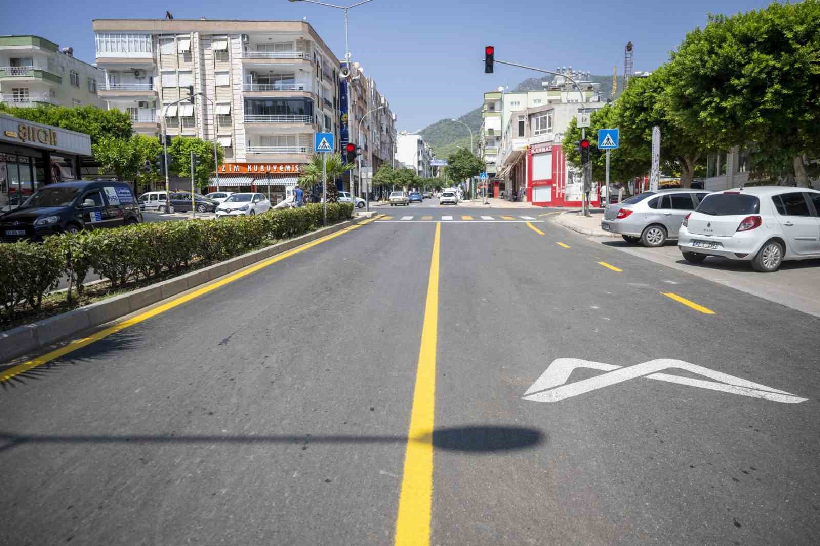 Anamur&rsquo;da 3 cadde sıcak asfaltla yenilendi