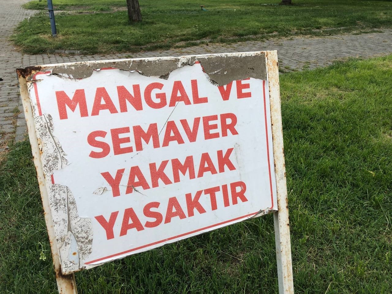 Atat&uuml;rk Parkı&rsquo;nda mangal yasağı deliniyor, vatandaş tepkili