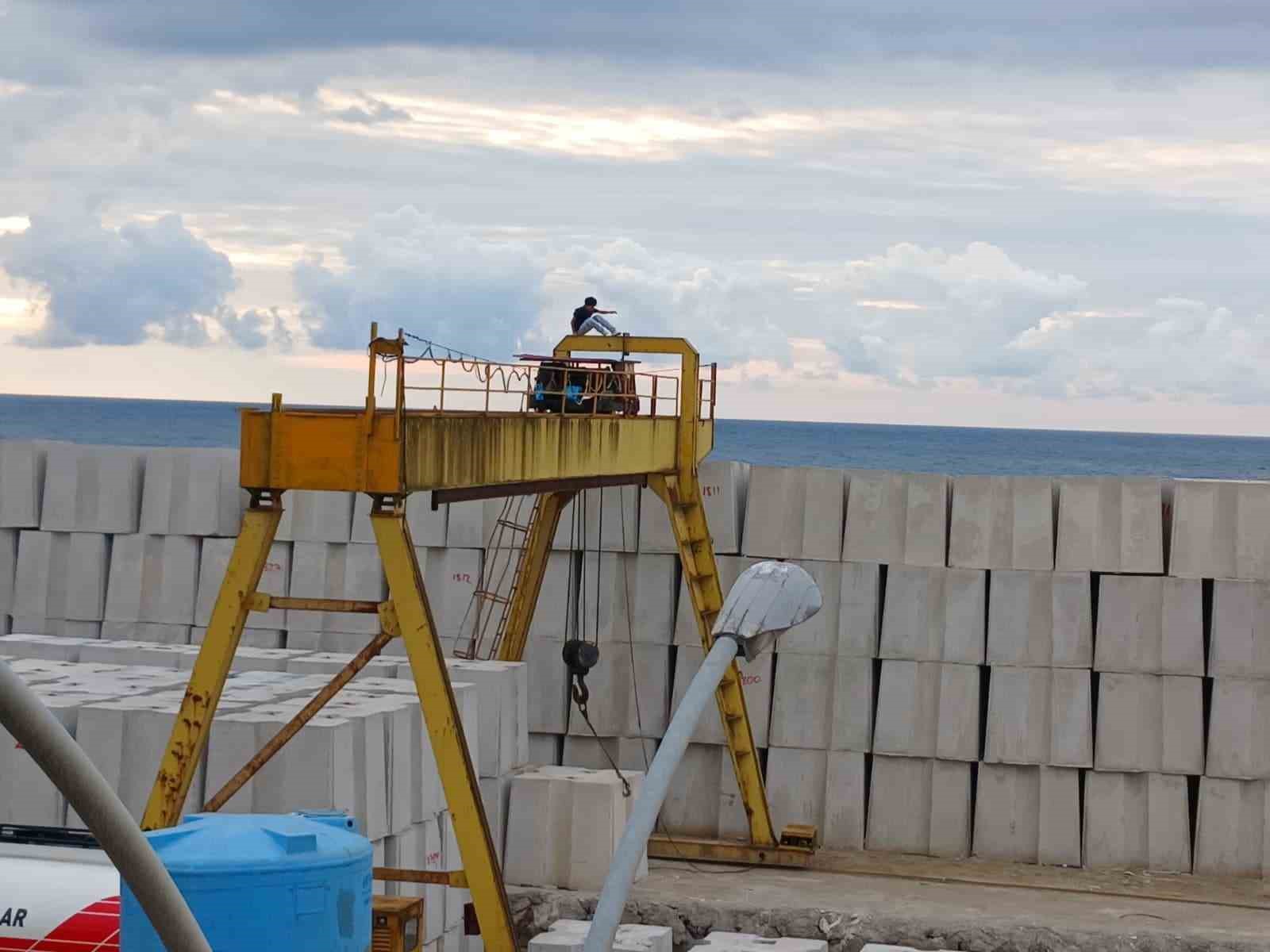 Gen&ccedil;lerin dev bloklar ve vincin &uuml;zerinde tehlikeli oyunu