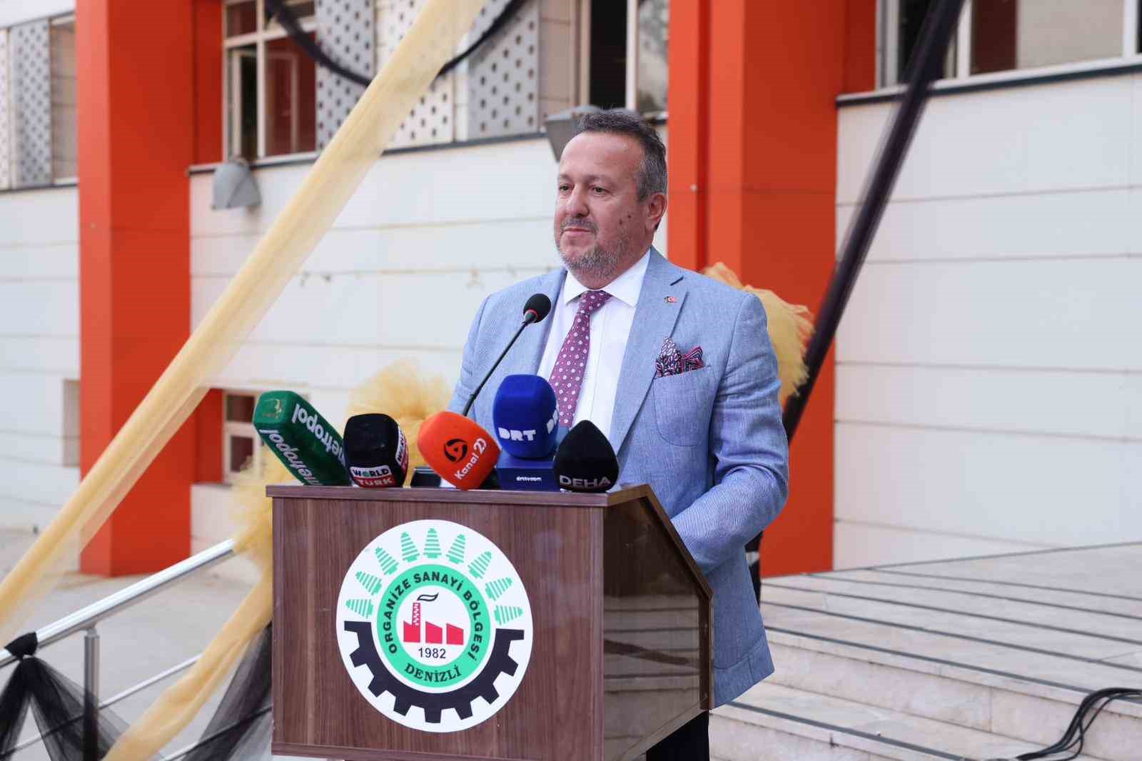 DOSTEK Kolejinde 228 &ouml;ğrenci mezuniyet heyecanı yaşadı