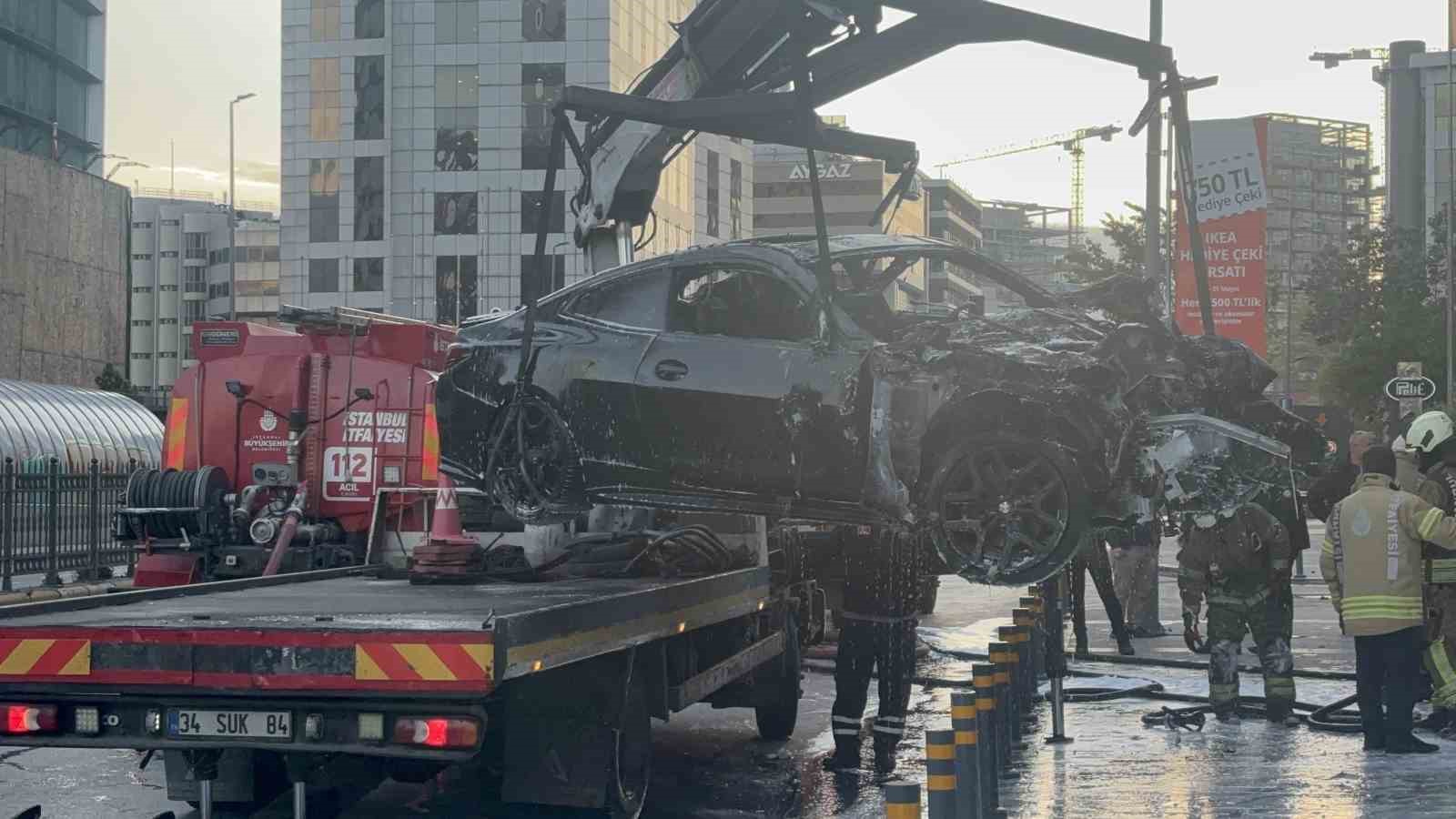 Şişli&rsquo;de l&uuml;ks ara&ccedil; d&uuml;kkana girdi:2 yaralı