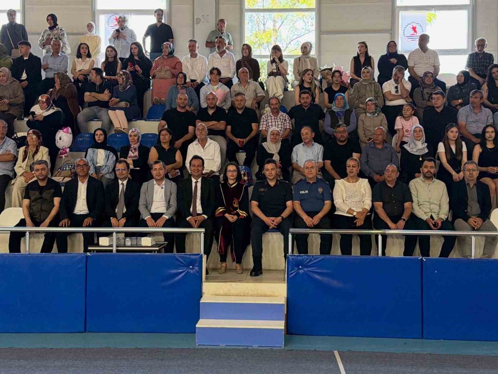 Ala&ccedil;am MYO&rsquo;da mezuniyet coşkusu