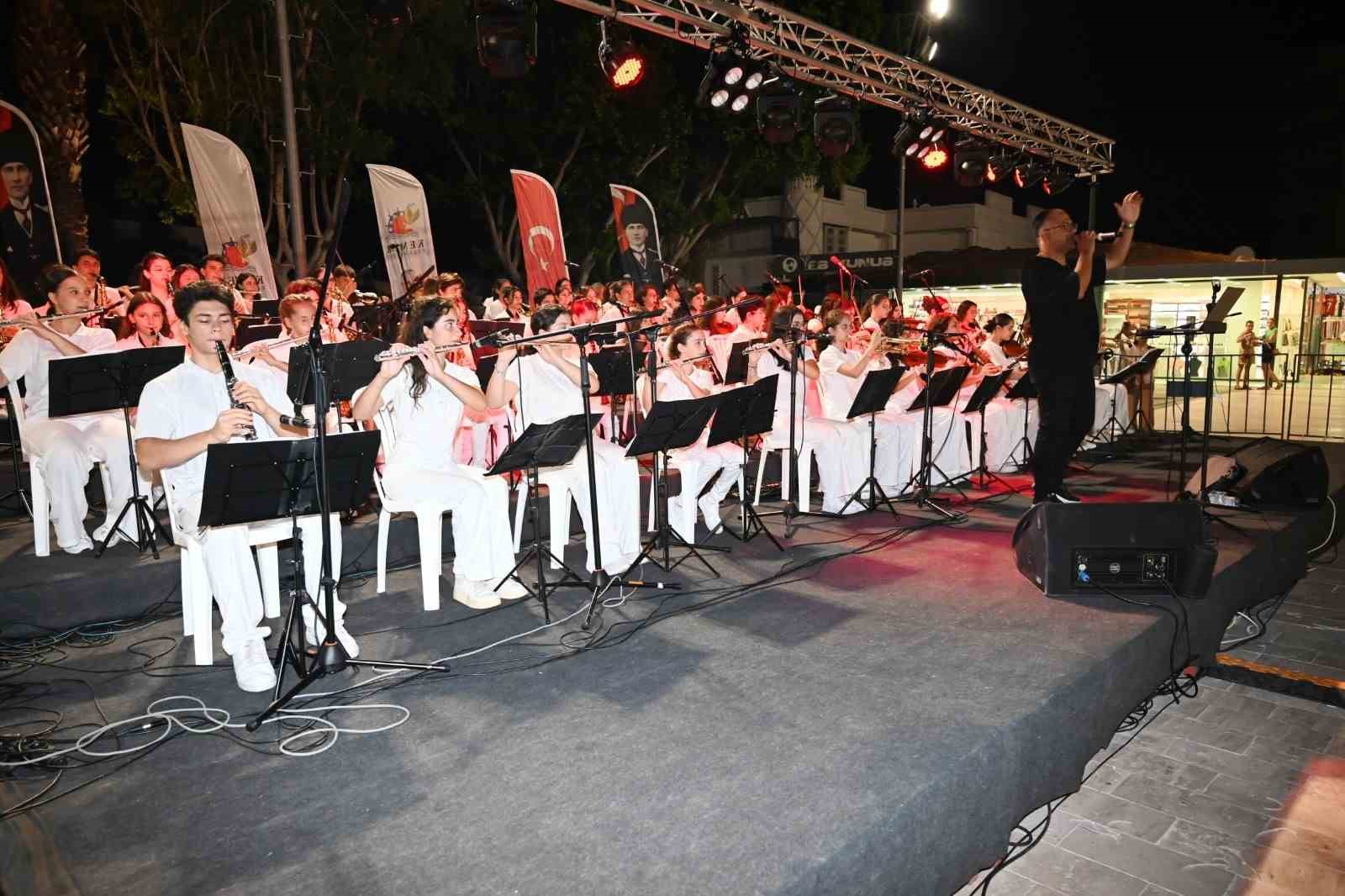 Kemer Belediyesi Cumhuriyet Orkestrası sahne aldı